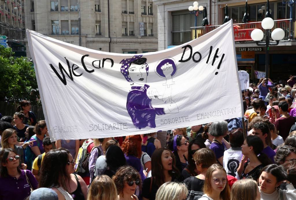 Mulheres fazem greve exigindo igualdade na Suíça