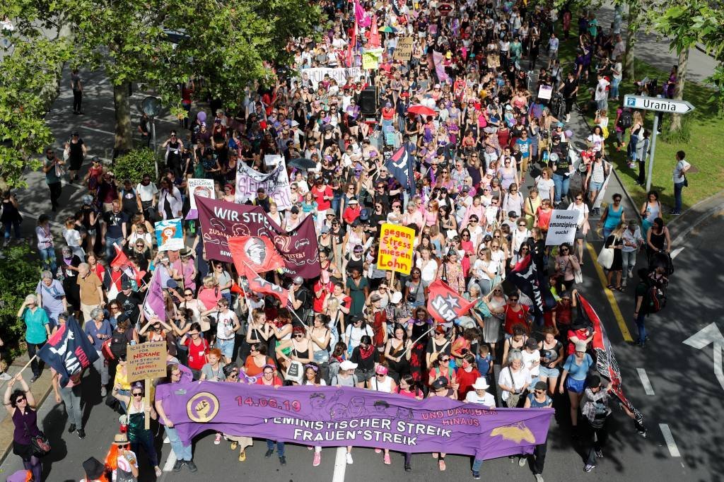 Centenas de mulheres fazem greve exigindo igualdade na Suíça