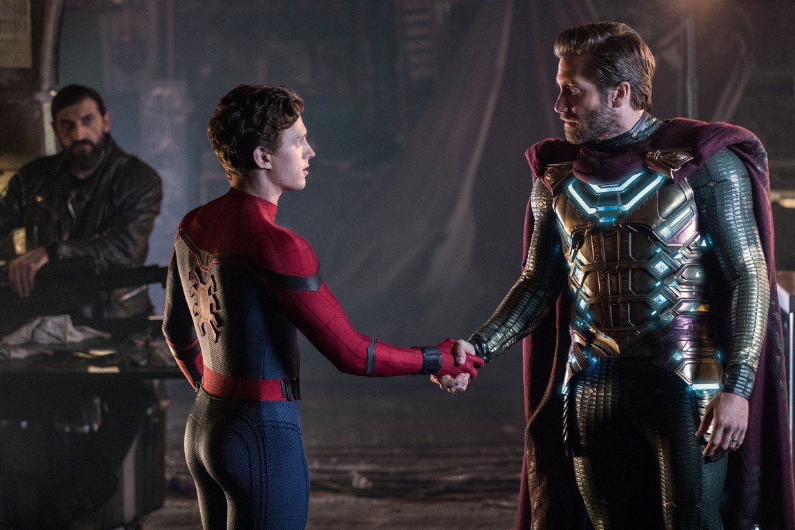 Homem-Aranha (Tom Holland) e Mysterio (Jake Gyllenhaal) em cena de "Homem-Aranha: Longe de Casa": bons amigos, mas até quando?