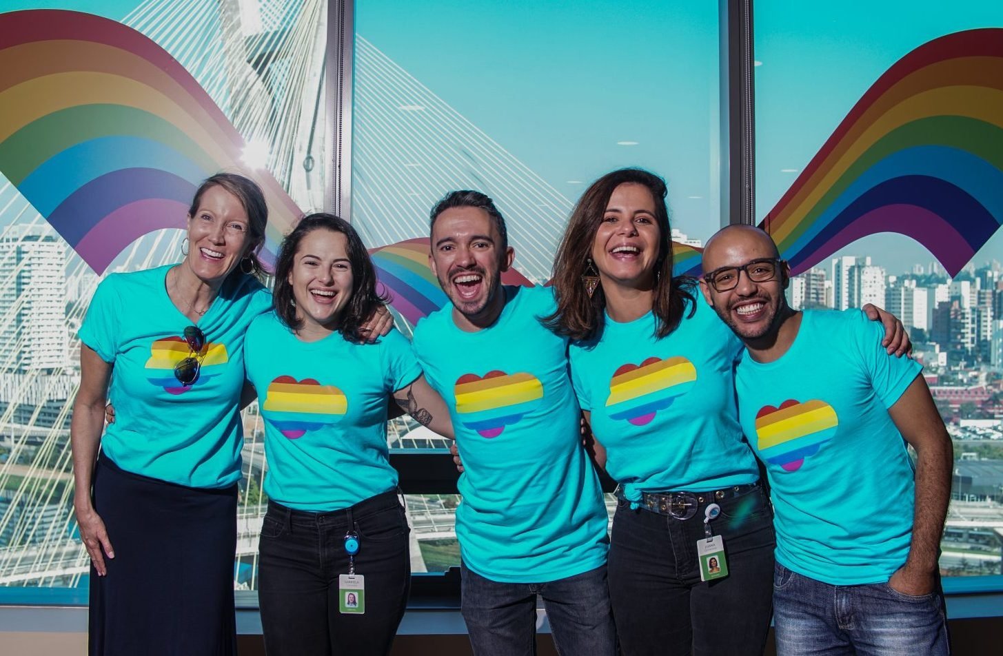 Alexandra Smith, Gabriela Coelho, Tiago Marinho, Luana Gimenez e Johnny Silva, colaboradores da Salesforce durante evento de esquenta para a Parada do Orgulho LGBTQ