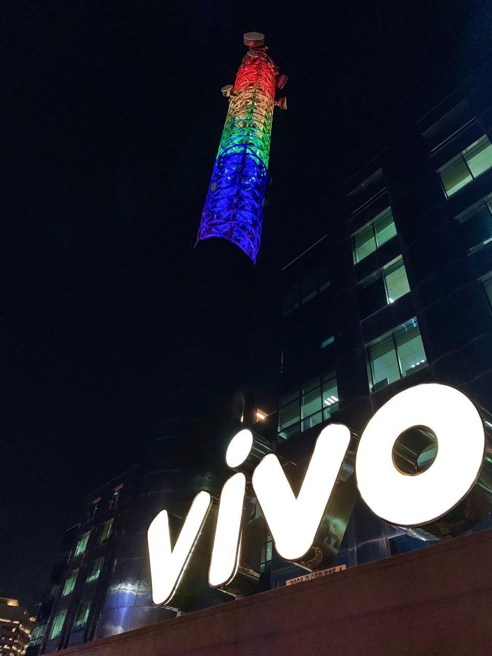 Iluminação com as cores da bandeira LGBT+ na antena da Vivo, em São Paulo