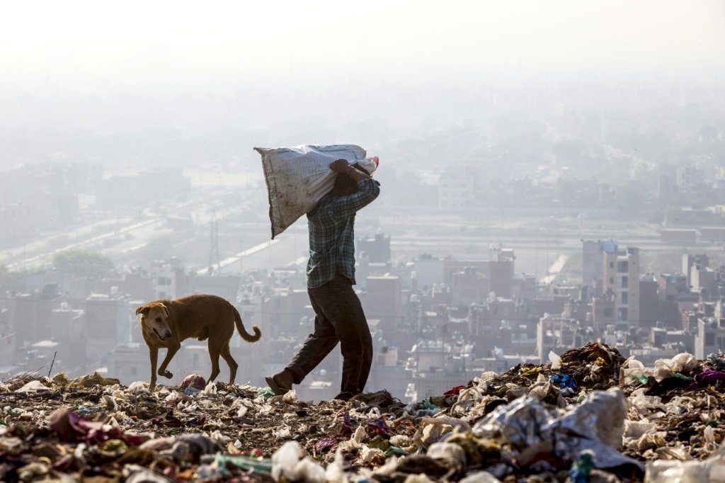 Montanha de lixo na Índia quase ultrapassa altura do Taj Mahal