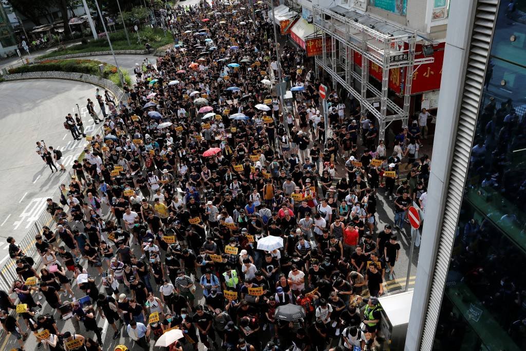 Manifestantes e policias entram em confronto em Hong Kong. 14/07/2019