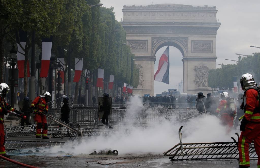 Comemoração do Dia da Bastilha tem protestos nas ruas de Paris, na França