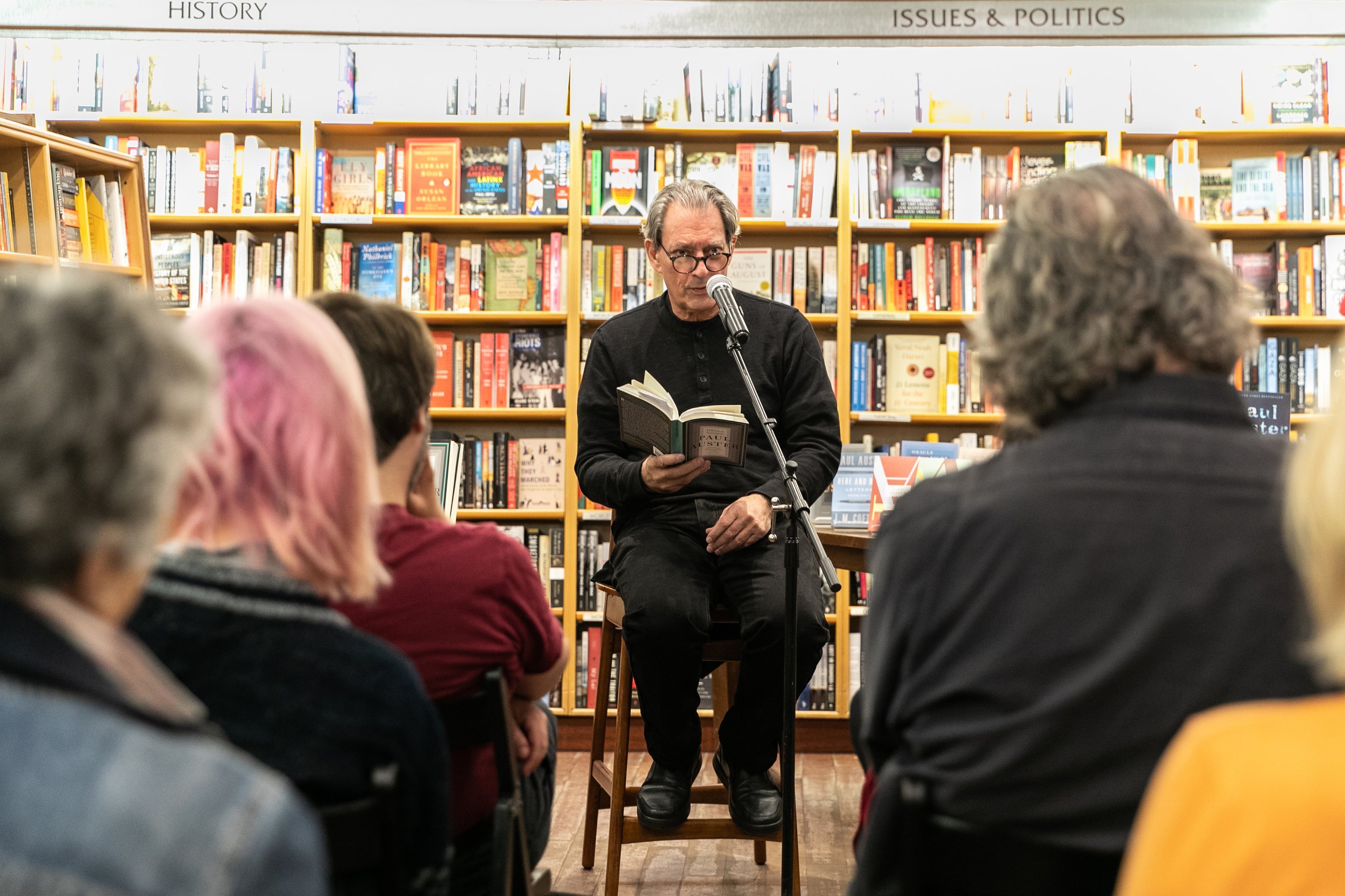 O escritor Paul Auster lê na McNally Jackson Independent Booksellers, em Manhattan