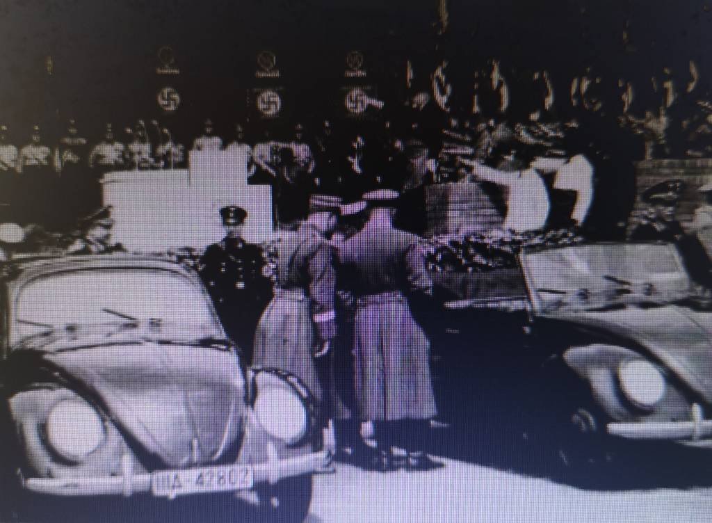 Adolf Hitler na inauguração da fábrica do carro que depois se chamaria Beetle na Alemanha