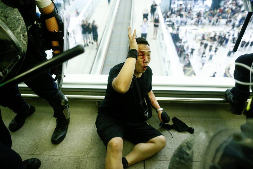 Manifestantes e polícias entram em confronto durante protesto em aeroporto de Hong Kong