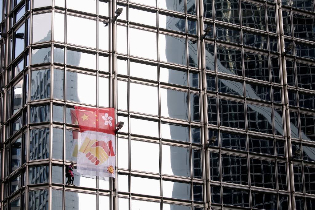 Homem-Aranha francês coloca bandeira da paz em prédio de Hong Kong