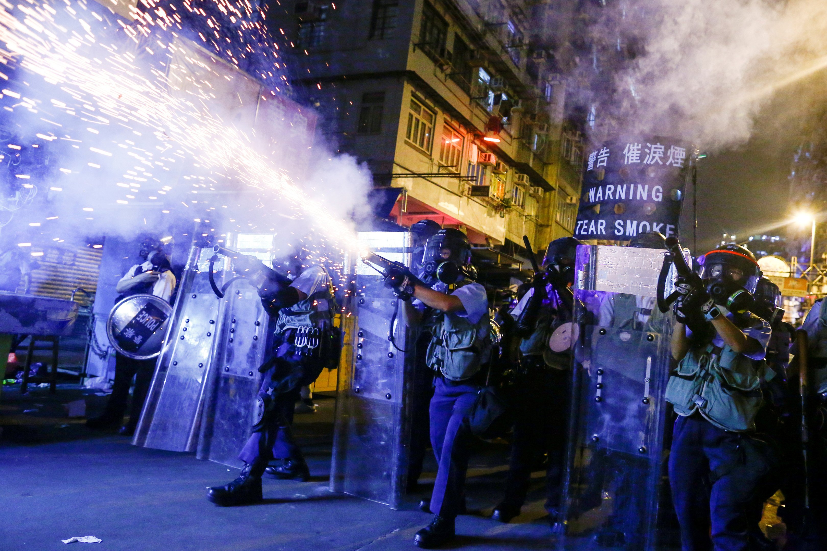Policiais reprimem protestos em Hong Kong.