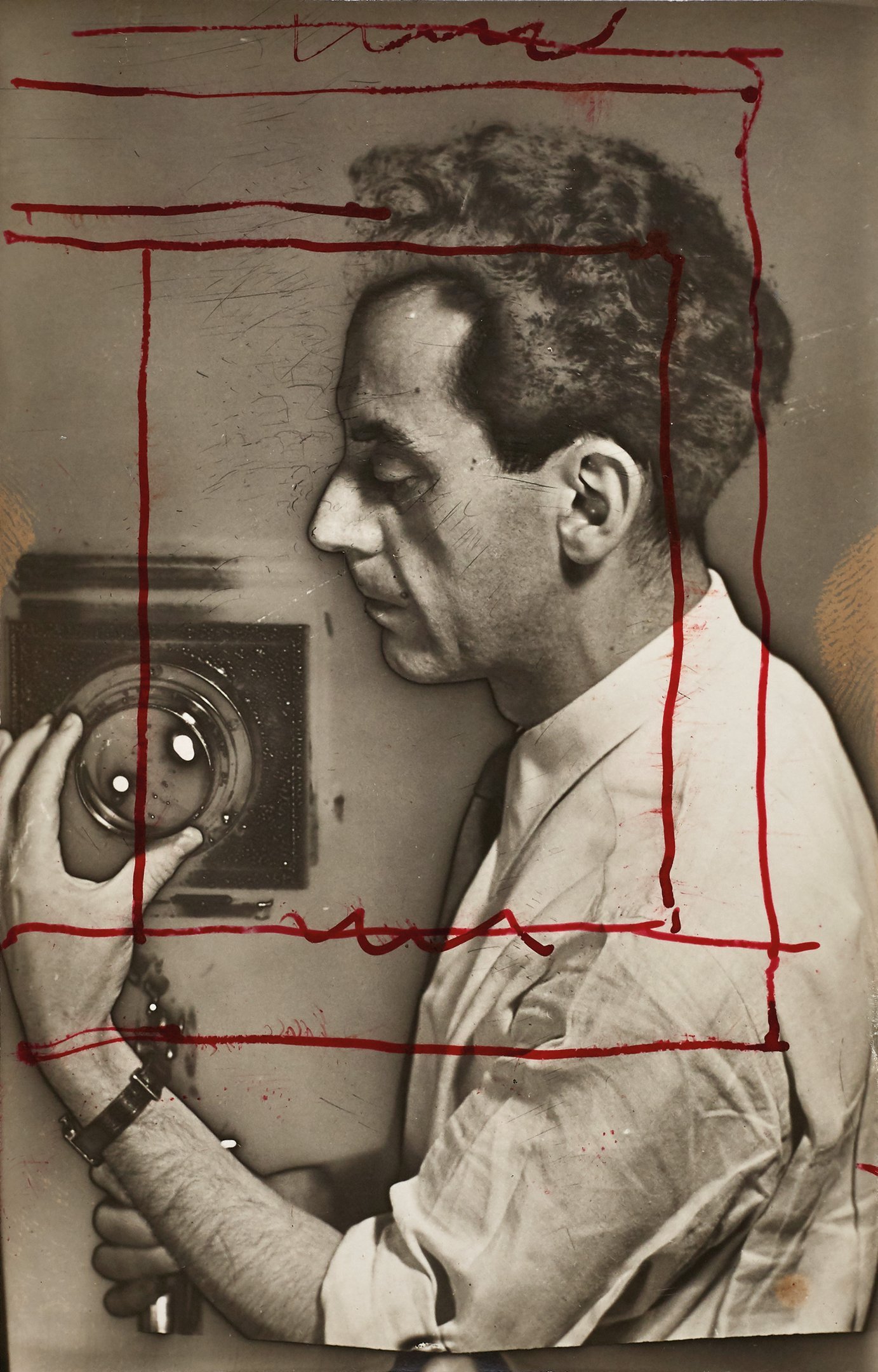 Autorretrato de Man Ray, cerca de 1930. Impressão em gelatina e prata de época, contato original reenquadrado, solarização