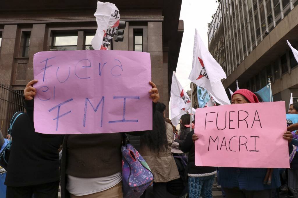 Argentinos protestam em Buenos Aires contra a instabilidade econômica.