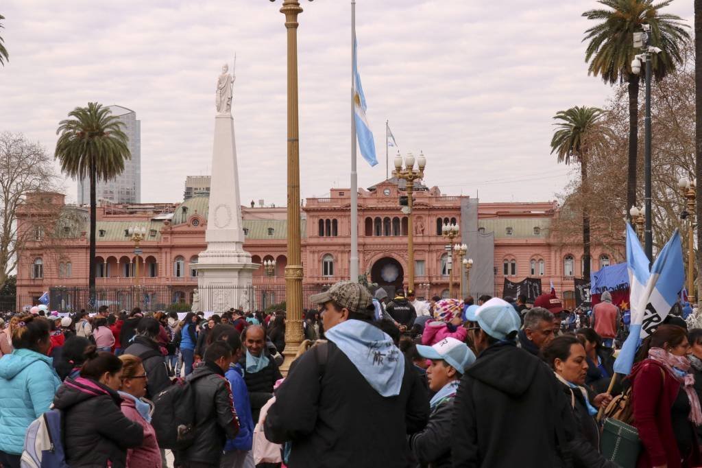 Argentinos protestam em Buenos Aires contra a instabilidade econômica que aumentou após o resultado das primárias.