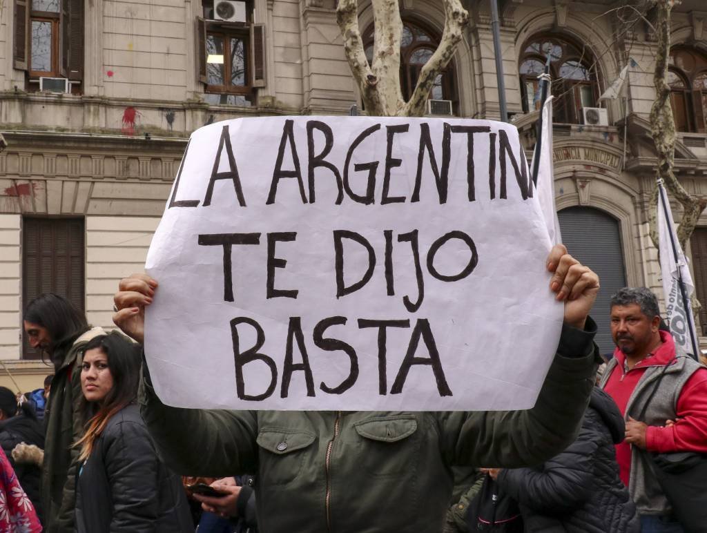 Argentinos protestam em Buenos Aires contra a instabilidade econômica que aumentou após o resultado das primárias. 