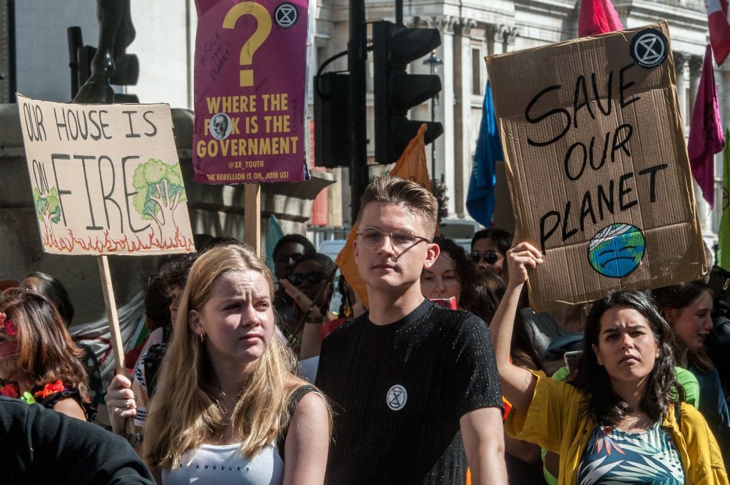 Manifestantes protestam em frente a embaixada brasileira em Londres contra os incêndios na Amazônia