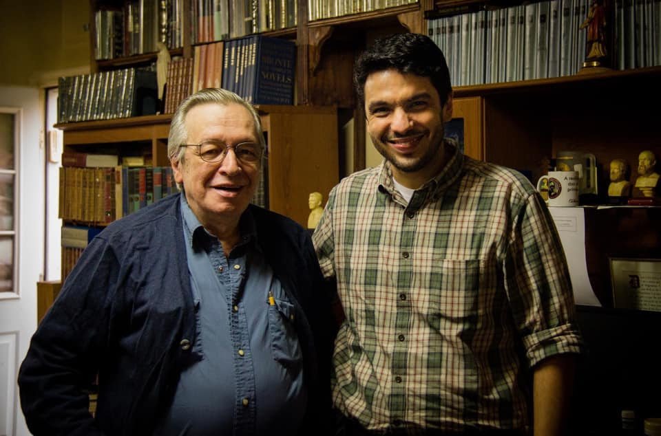 Mauro Ventura, diretor da Ivin Films, e Olavo de Carvalho em sua casa na Virgínia