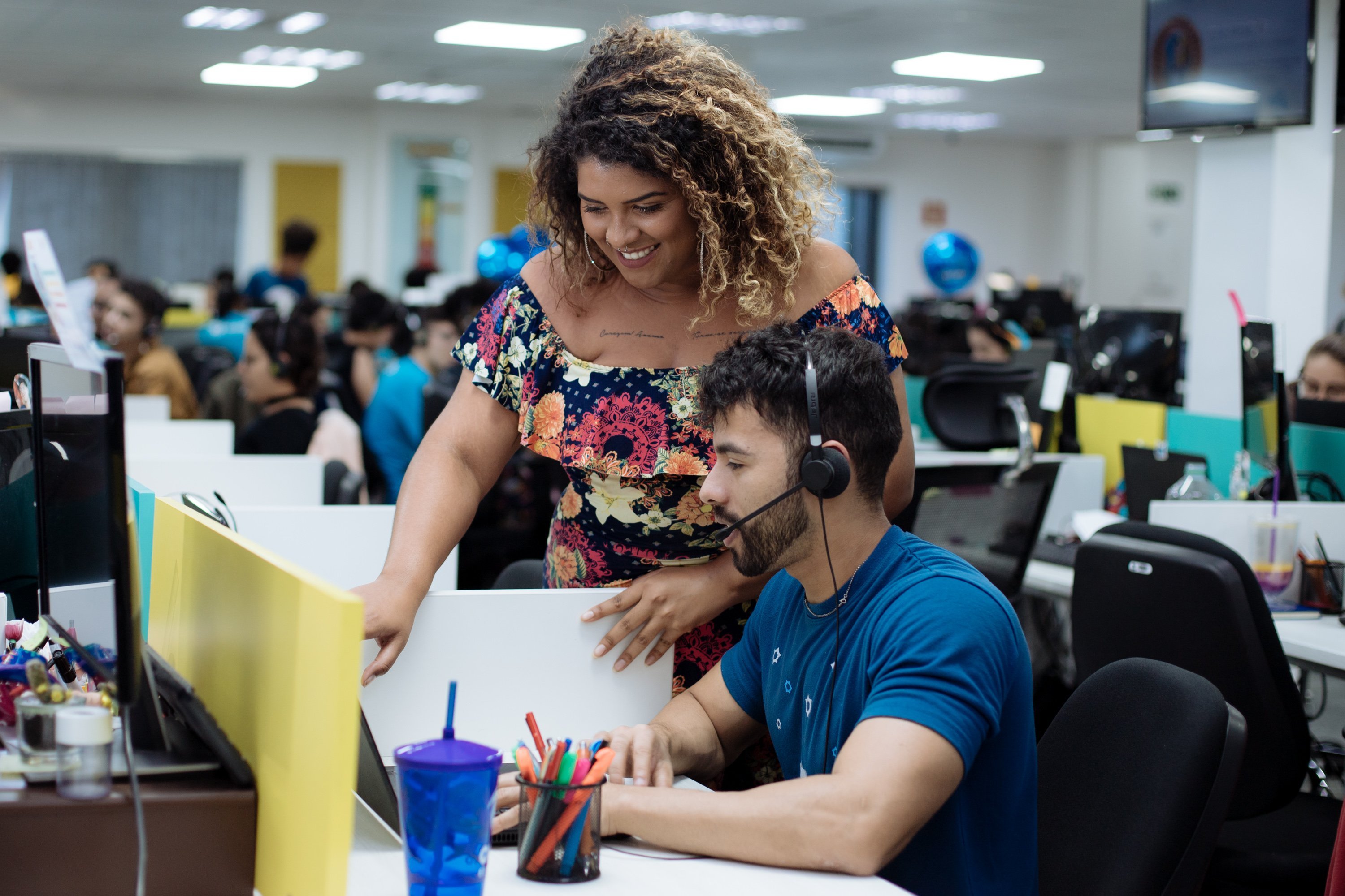 Funcionários no escritório da Quero Educação