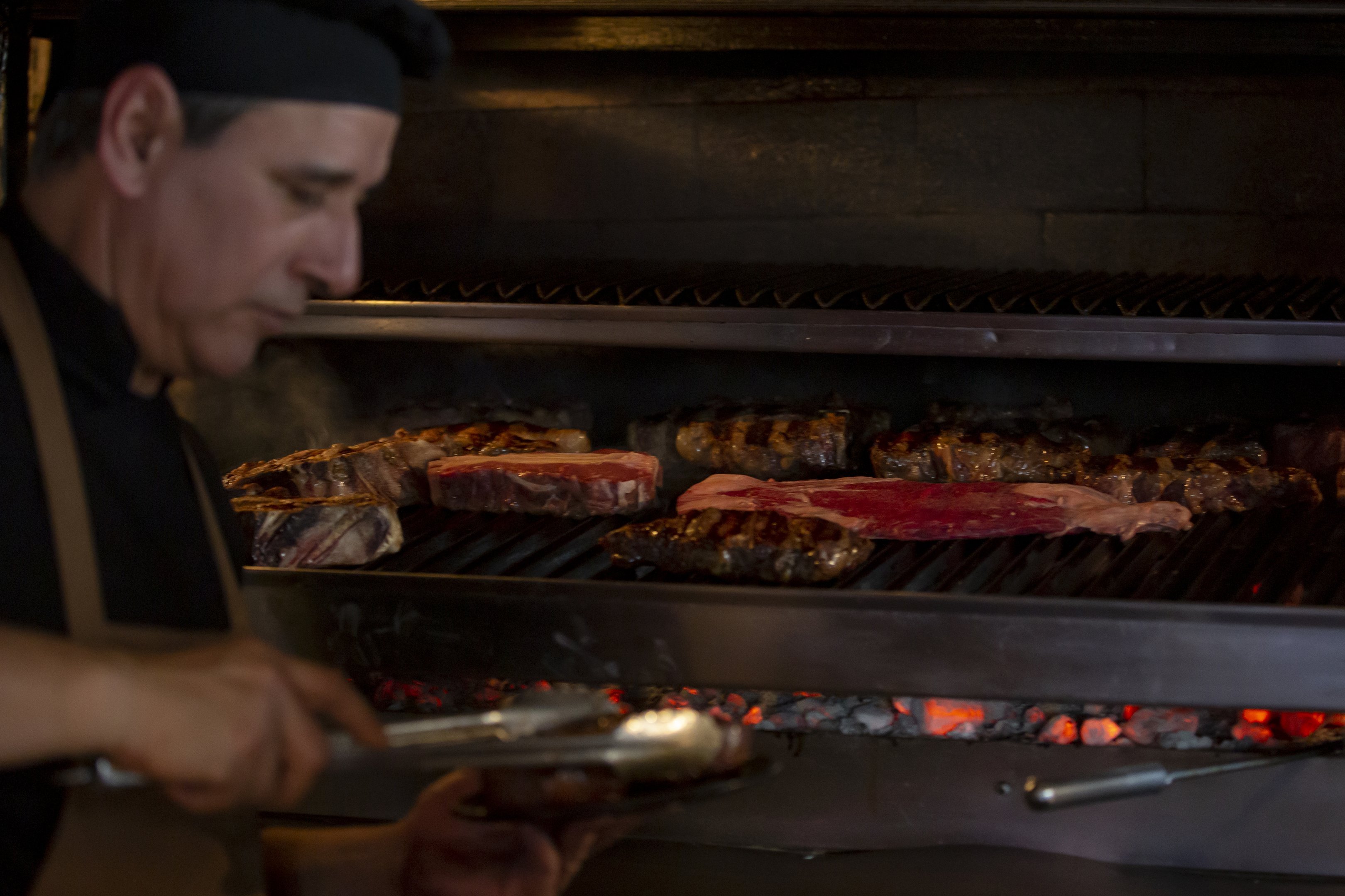 Preparo das carnes na churrascaria Don Julio, em Buenos Aires