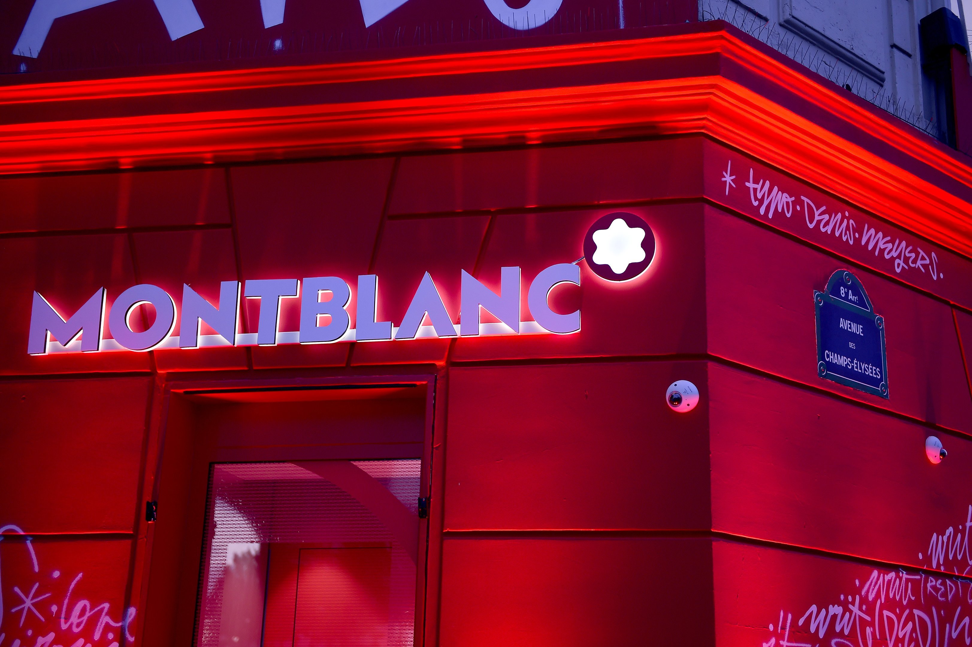Boutique da Montblanc na Champs-Elysees, em Paris: vermelha para a campanha Red