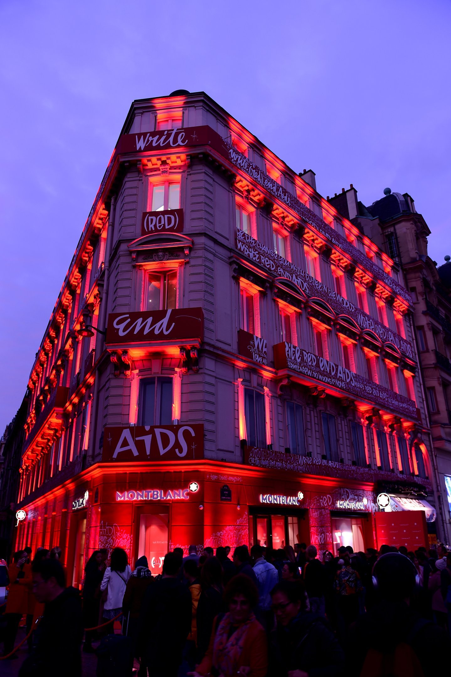 Boutique da Montblanc na Champs-Elysees, em Paris: vermelha para a campanha Red