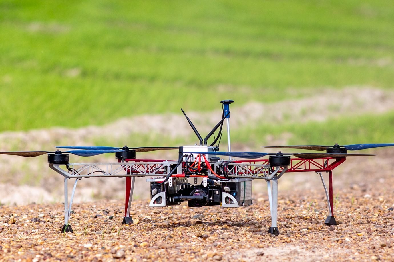 Drone da ARPAC pulverizando lavoura