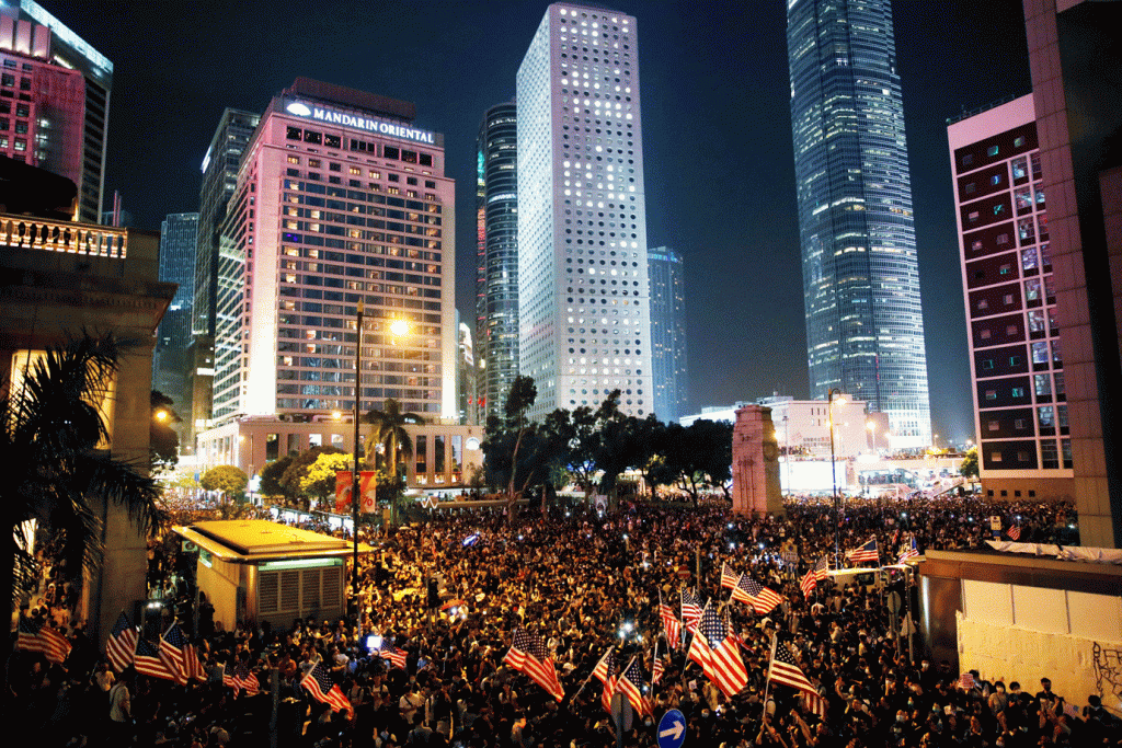 Hong Kong: milhares de manifestantes protestam a favor das sanções dos EUA