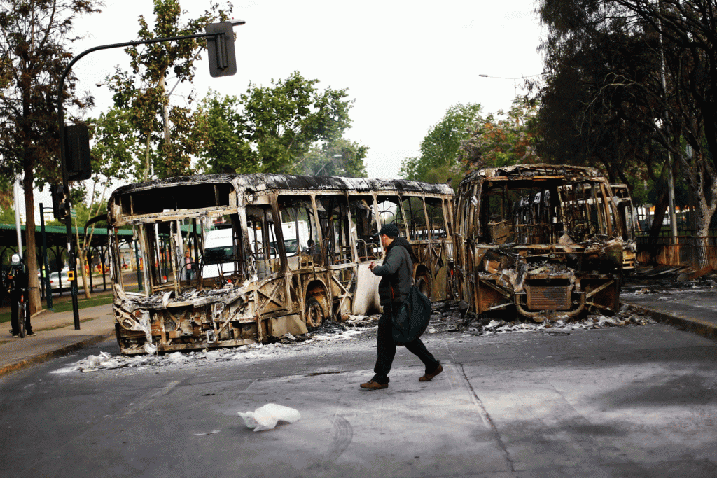 Chile: Em estado de emergência, soldados patrulham as ruas de Santiago