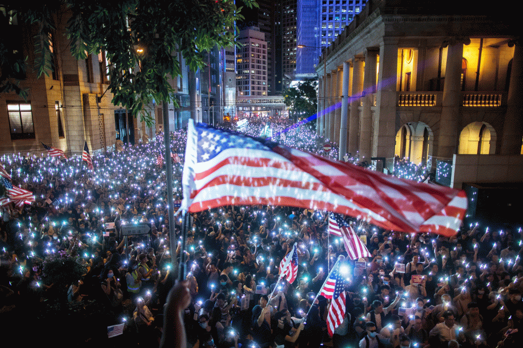 Hong Kong: milhares de manifestantes protestam a favor das sanções dos EUA