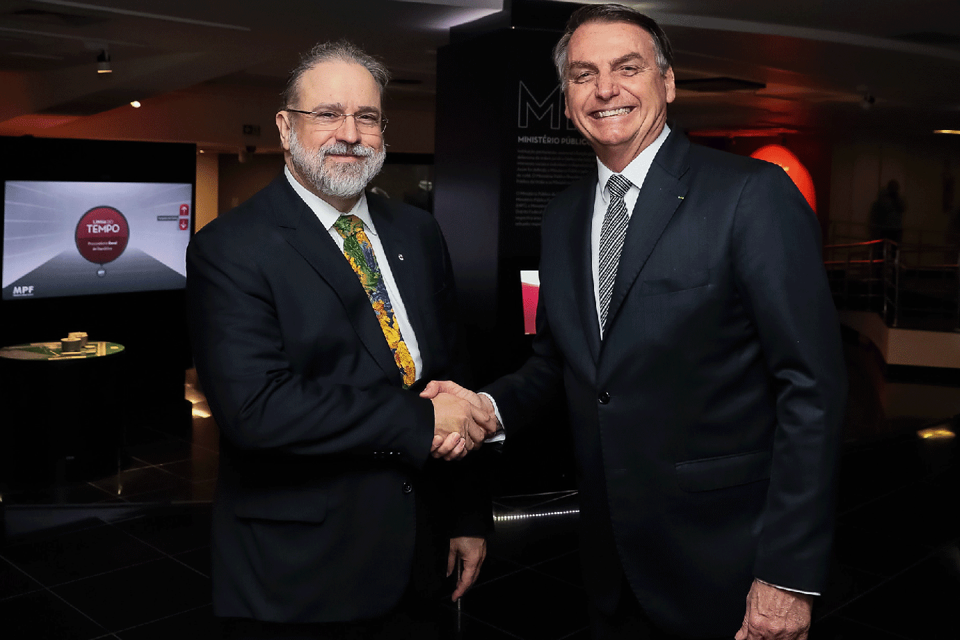 Presidente da República, Jair Bolsonaro recebe os cumprimentos do Procurador-Geral da República, Augusto Aras.