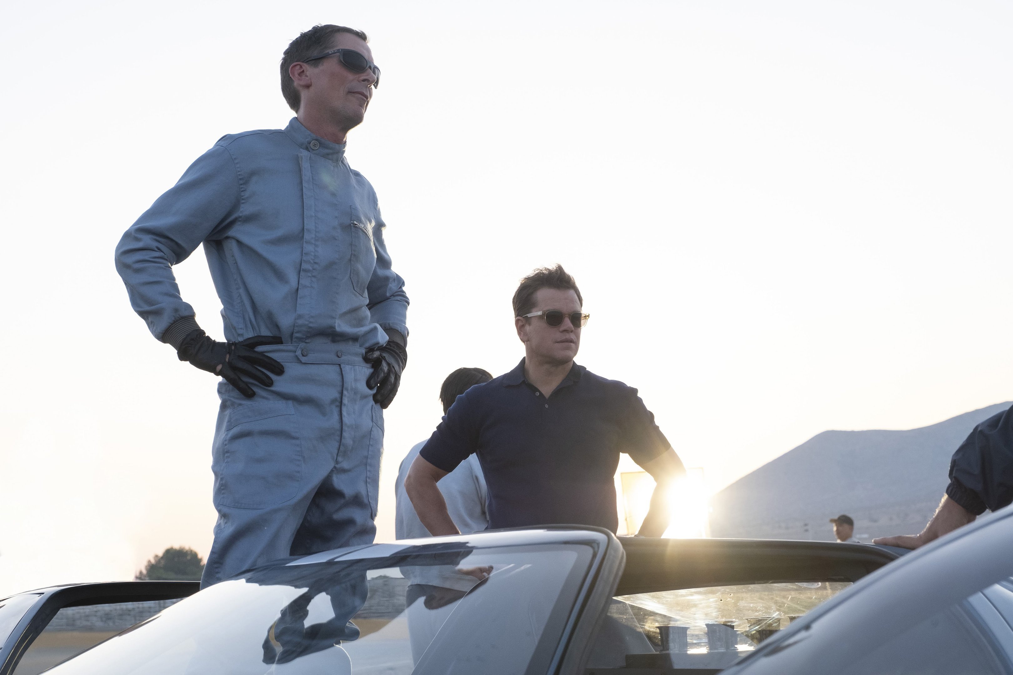 Christian Bale e Matt Damon: cena do filme Ford Vs. Ferrari