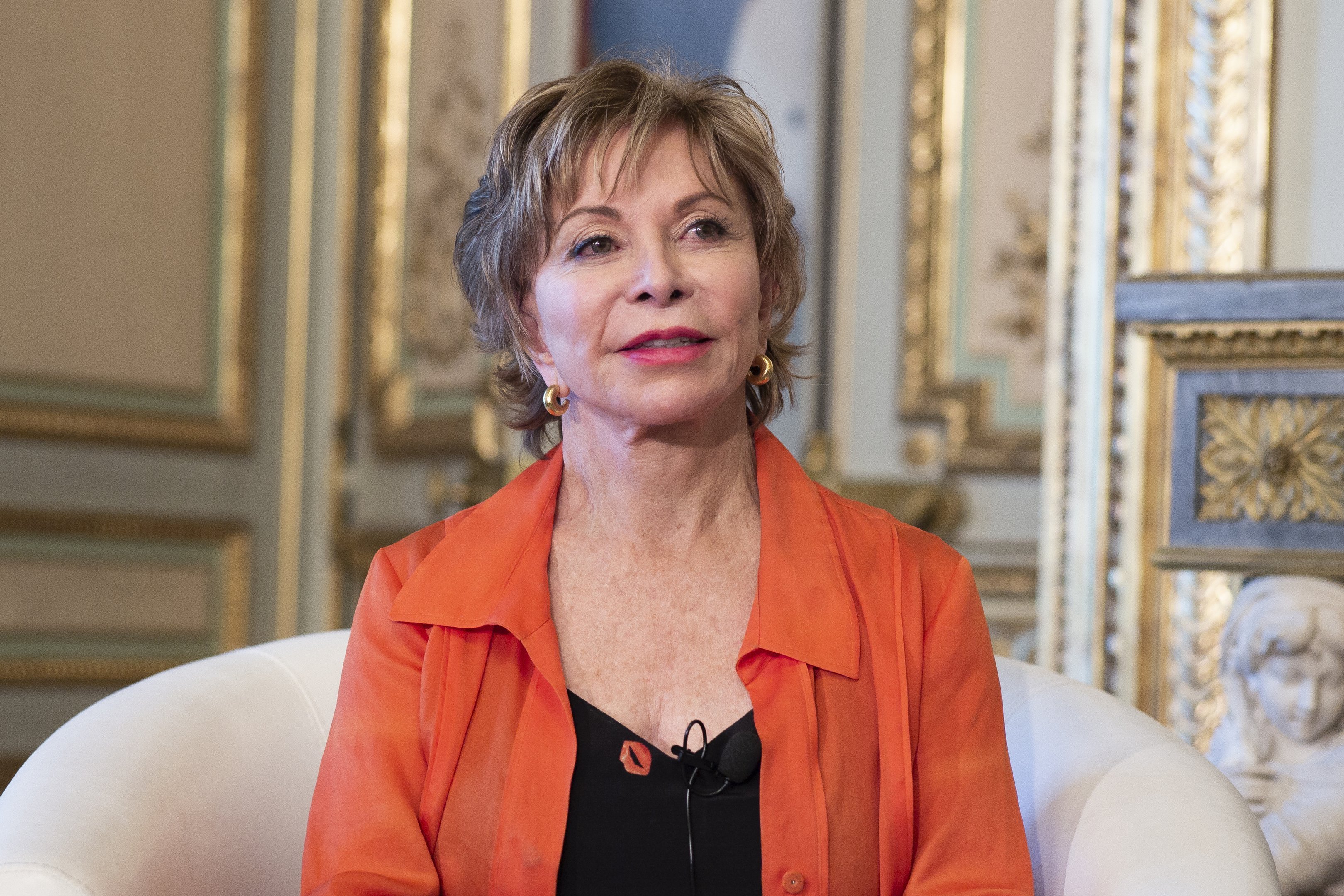 Em novo livro, Isabel Allende narra fuga de espanhóis com ajuda de Neruda |  Exame