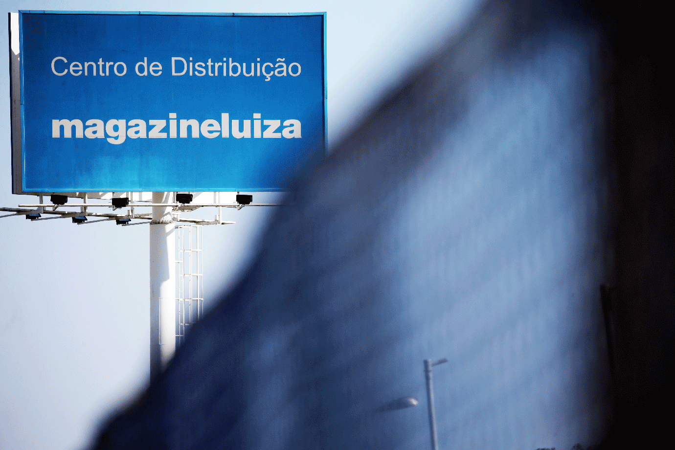 Outdoor com logo da Magazine Luiza em centro de distribuição em Louveira, SP 24/04/2018 REUTERS/Paulo Whitaker