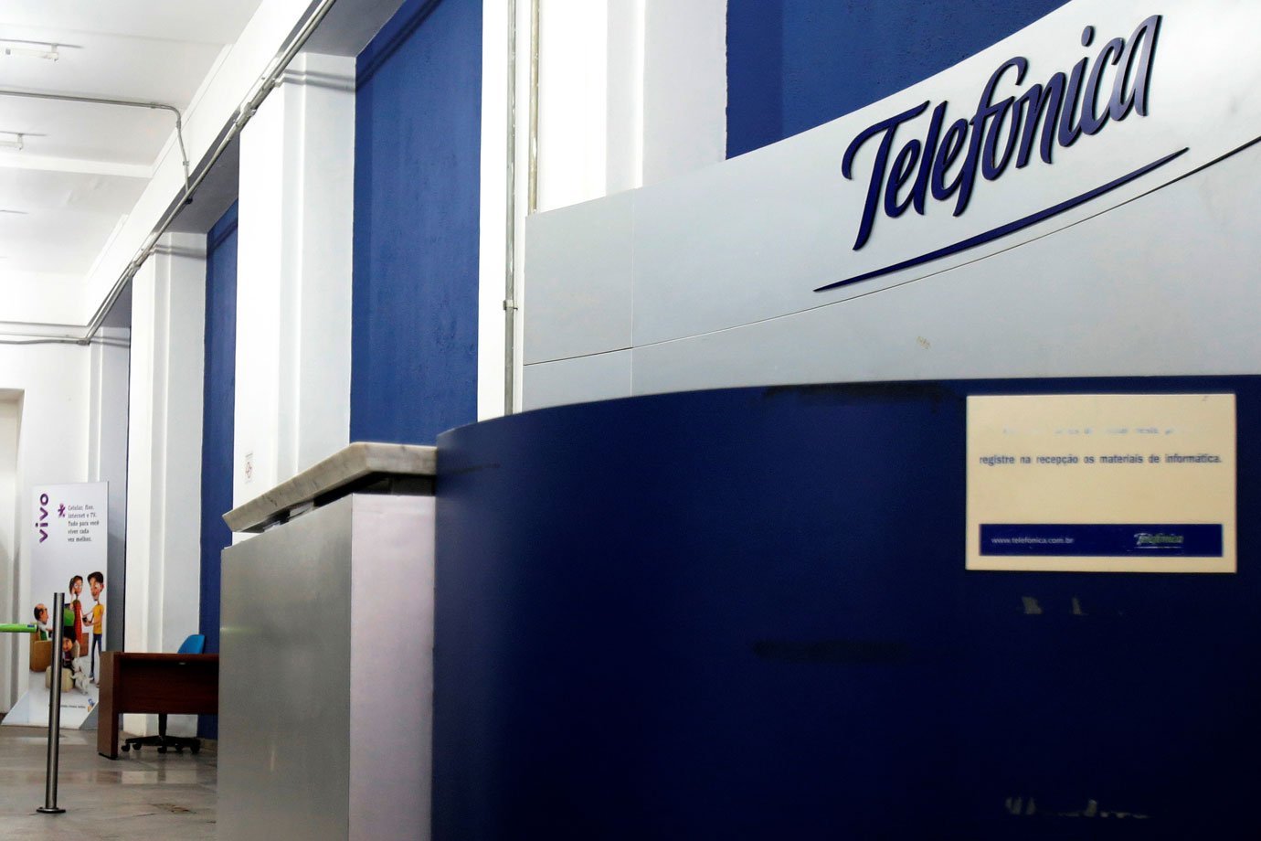 Telef nica Brasil  vende quase 2 mil torres por R 641 