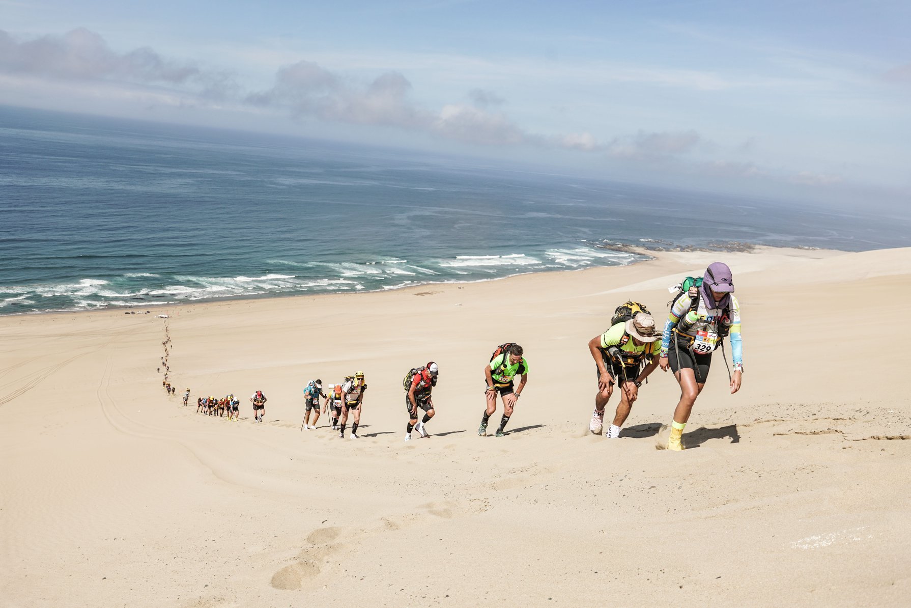 Sidney Togumi durante a Half Marathon Des Sables, no Deserto de Ica, no Peru