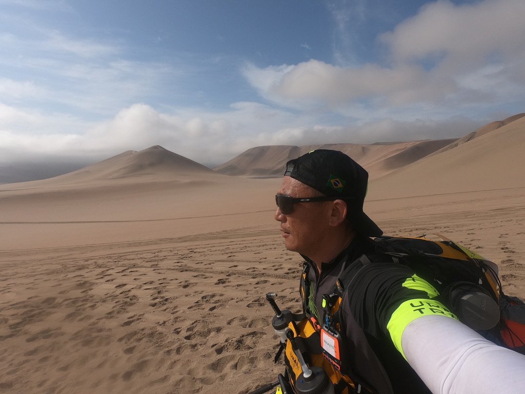 Sidney Togumi durante a Half Marathon Des Sables, no Deserto de Ica, no Peru