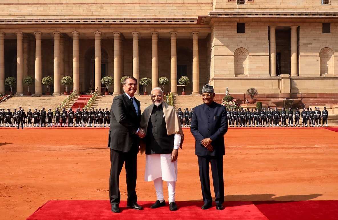 Jair Bolsonaro cumprimenta o primeiro ministro da Índia, Narendra Modi