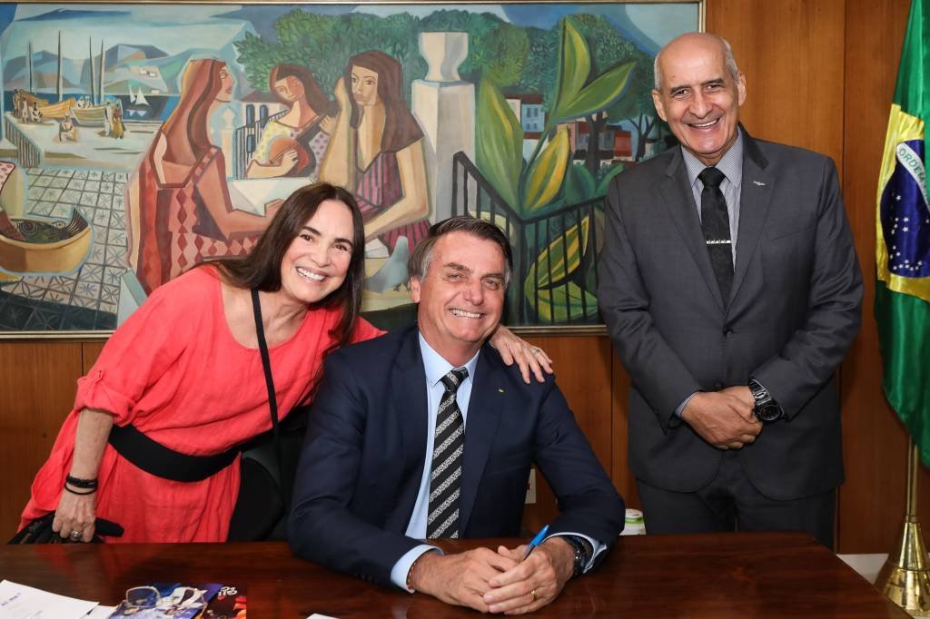 Regina Duarte aceita convite de Bolsonaro para pasta da Cultura