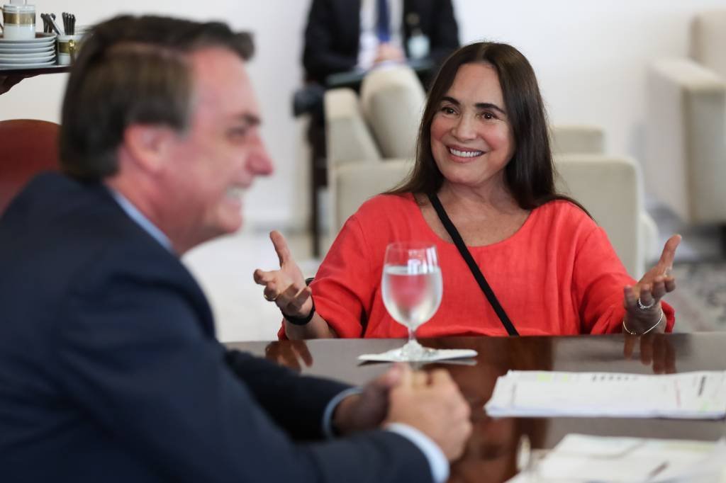 Regina Duarte aceita convite de Bolsonaro para pasta da Cultura