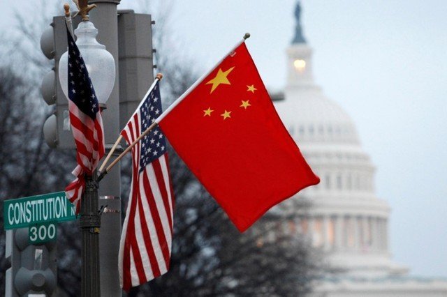 Bandeiras da China e dos Estados Unidos em poste de Washington