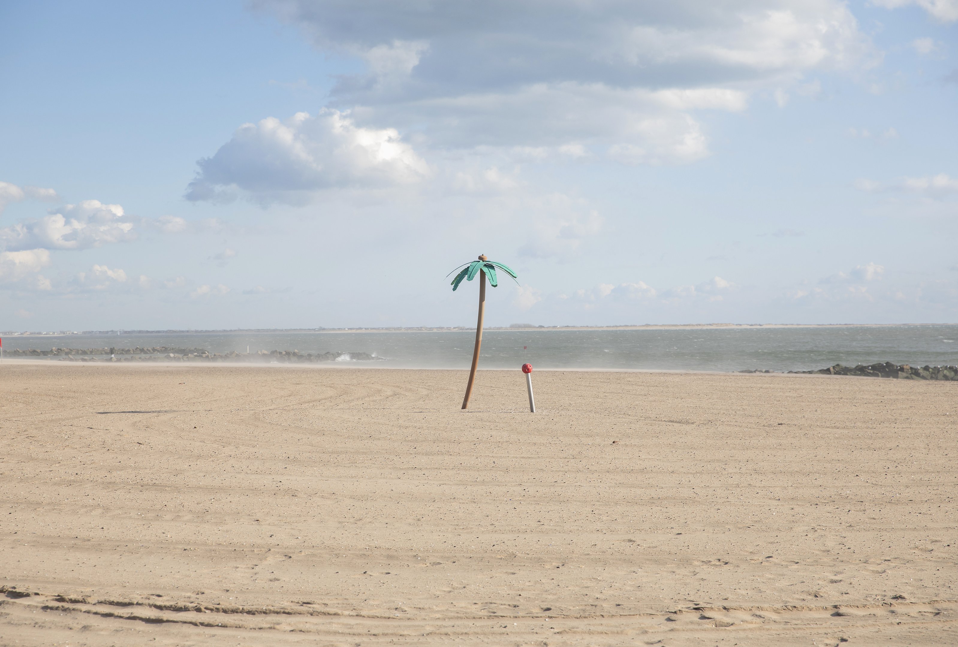 Praia vazia em Coney Island, Nova York