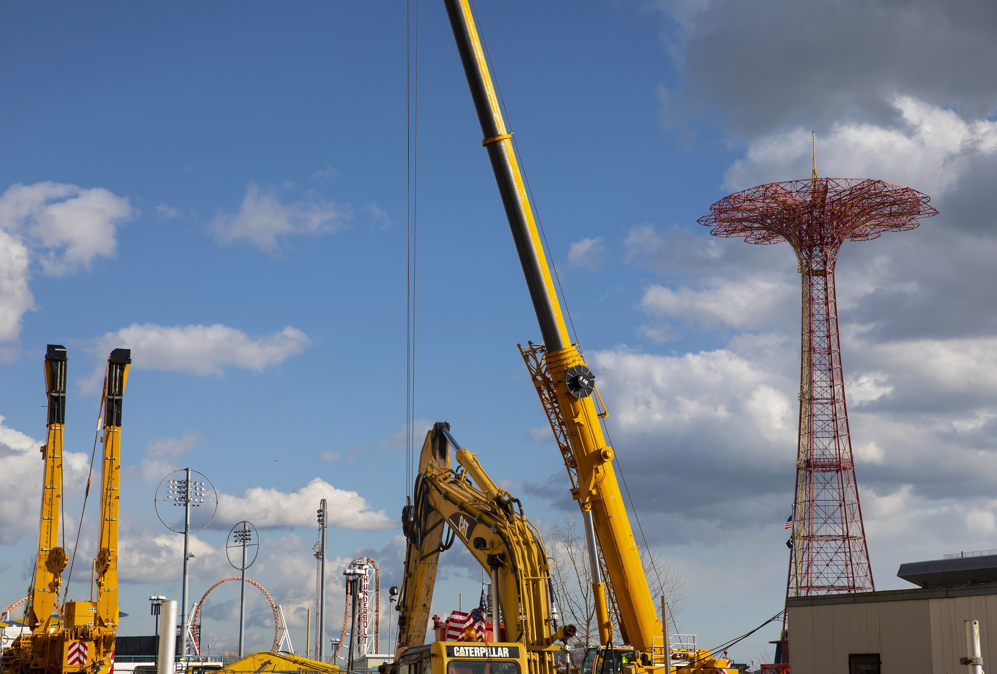 Equipamentos de construção no Luna Park de Coney Island, Nova York