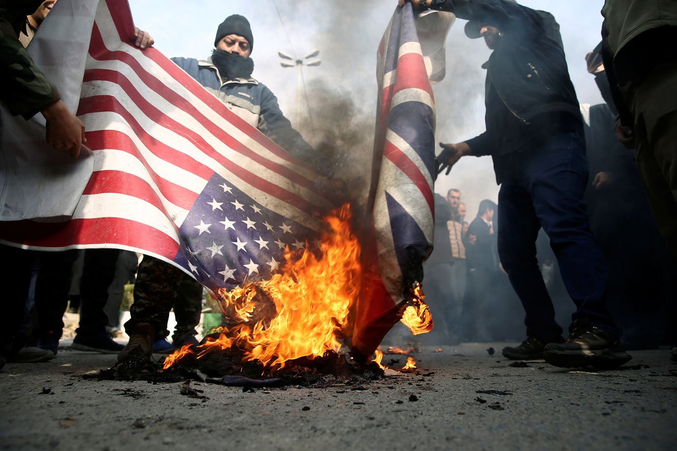 Protesto queima bandeira dos EUA após ataque no Iraque