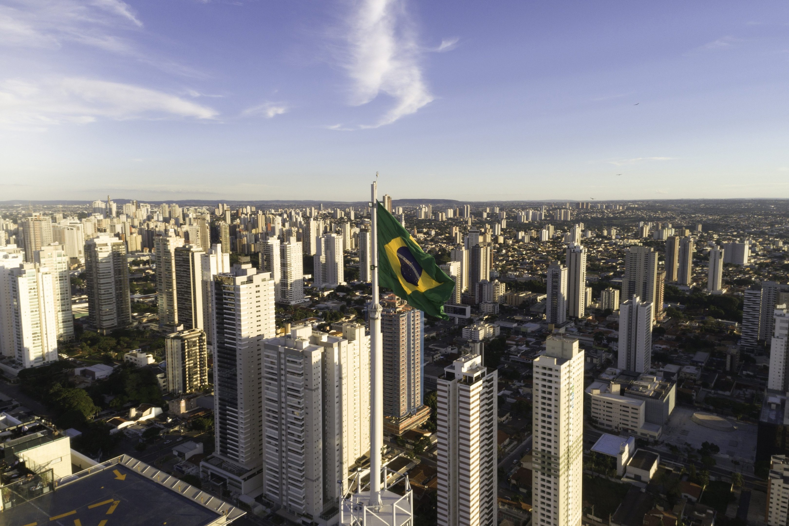Brasil_prédios_bandeira brasileira. Foro: FG Trade / Getty Images