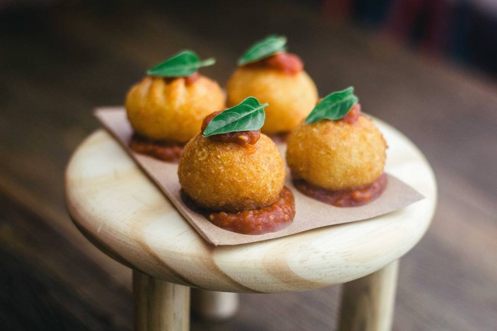 Mé Taberna - Bolinhas de queijo cremosas com compota de tomate picante