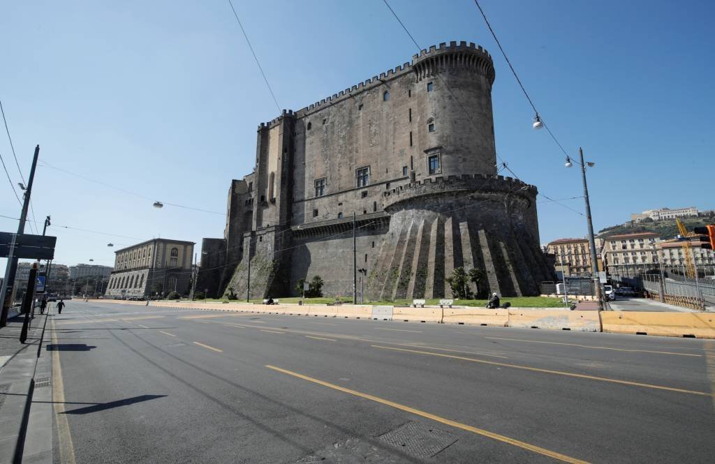 Ruas vazias perto do castelo Maschio Angioino, em Nápoles, após governo italiano adotar medidas de combate ao coronavírus