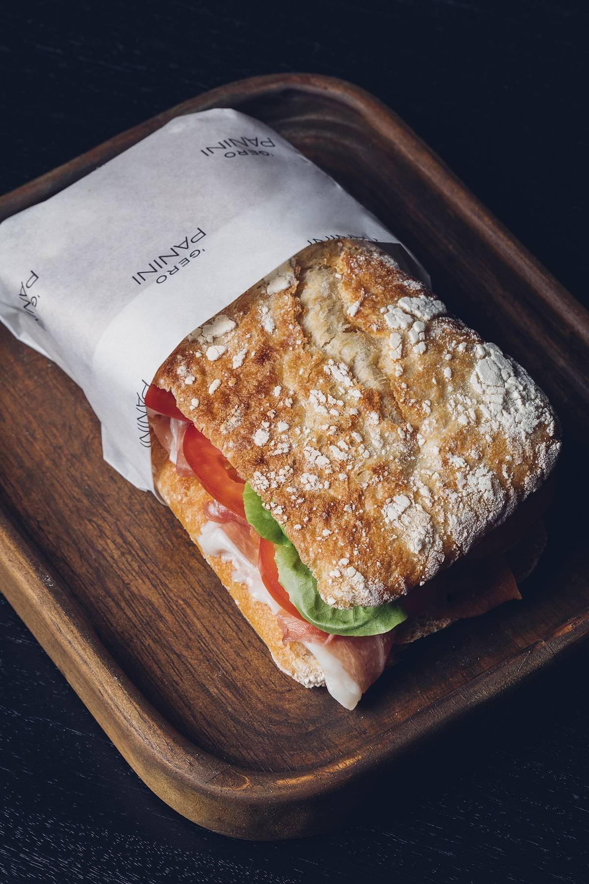 Gero Panini: panini de presunto cru com queijo brie, alface e tomate