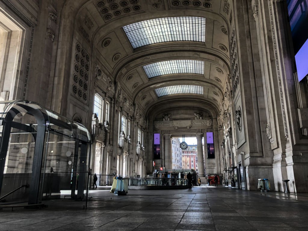 Estação Central de Milão vazia após avanço do surto de coronavírus
