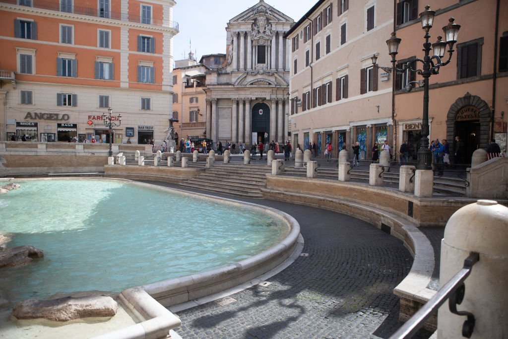 Coronavírus: Fonte em Roma vazia em meio a surto da doença na Itália