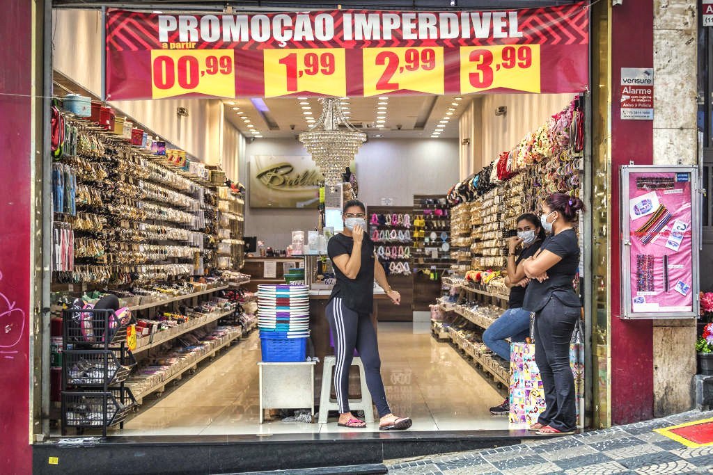 Coronavírus: apesar do baixo movimento, algumas lojas permanecem abertas e funcionários usam máscaras em São Paulo