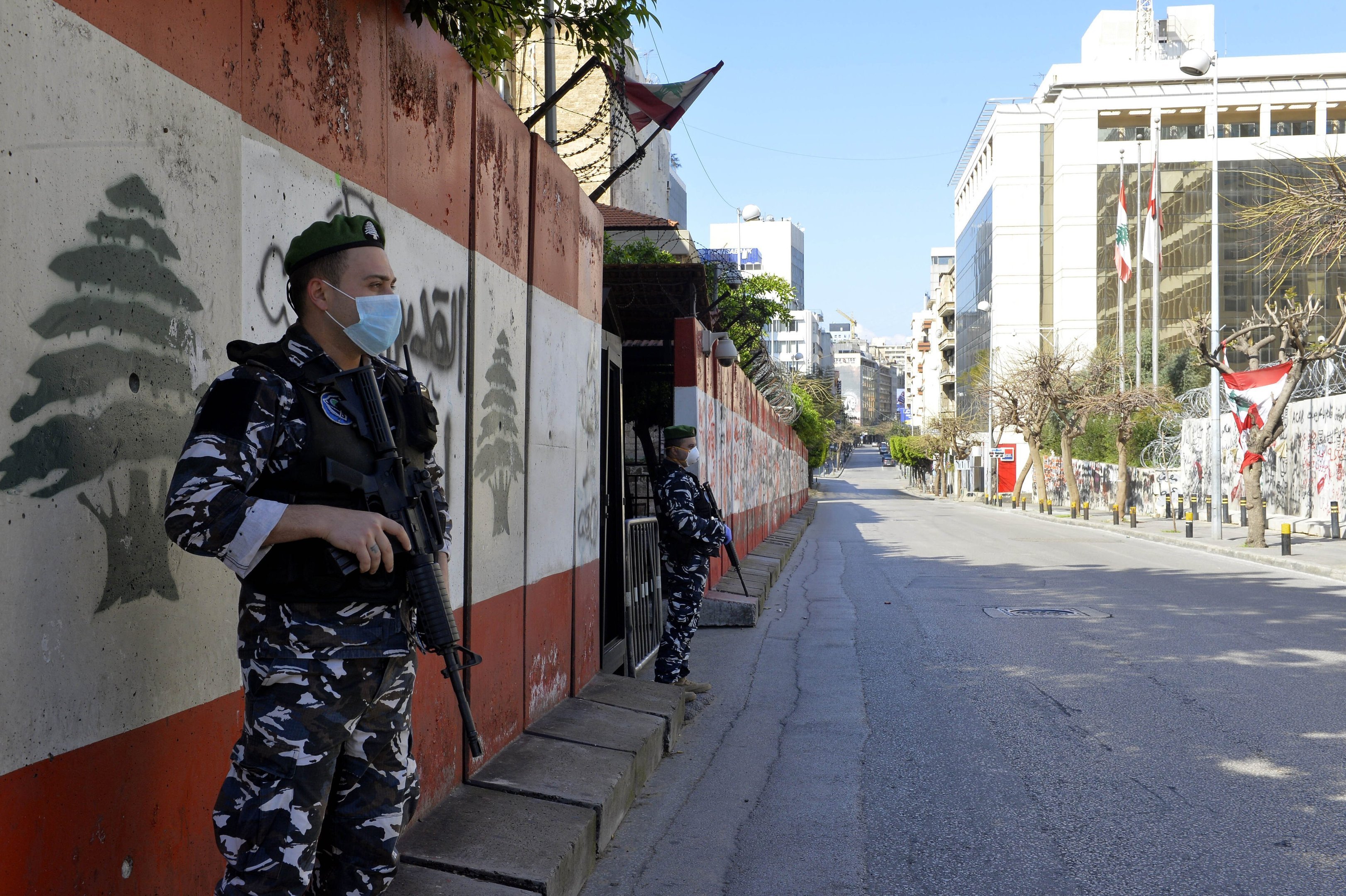 Líbano, Beirute, 22 de março de 2020: Forças de segurança vigiam ruas em meio ao estado de emergência por conta do coronavírus.