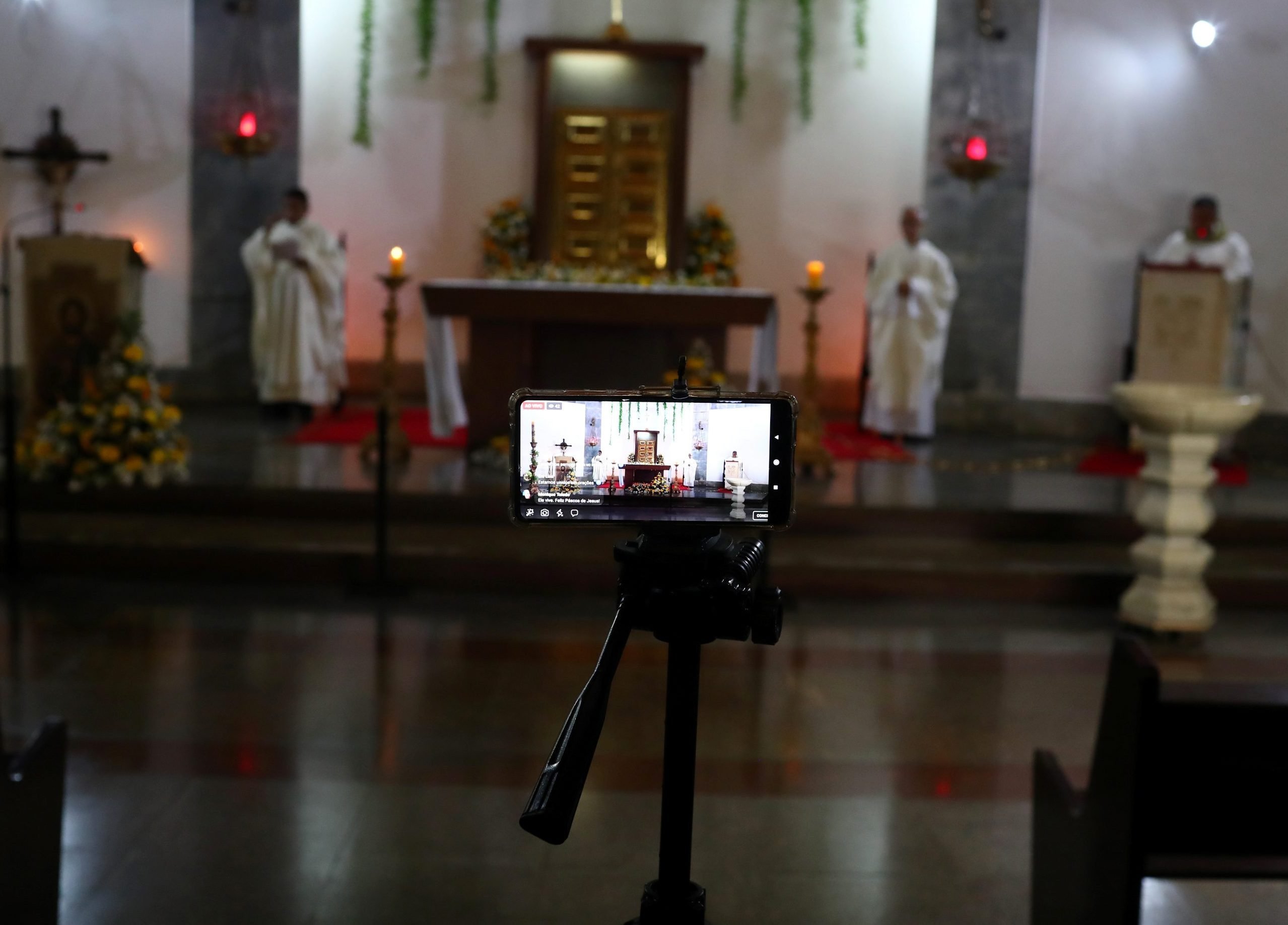 Celebração de missa de Páscoa no Rio de Janeiro feia por livestream por causa do coronavírus, dia 12/4/2020